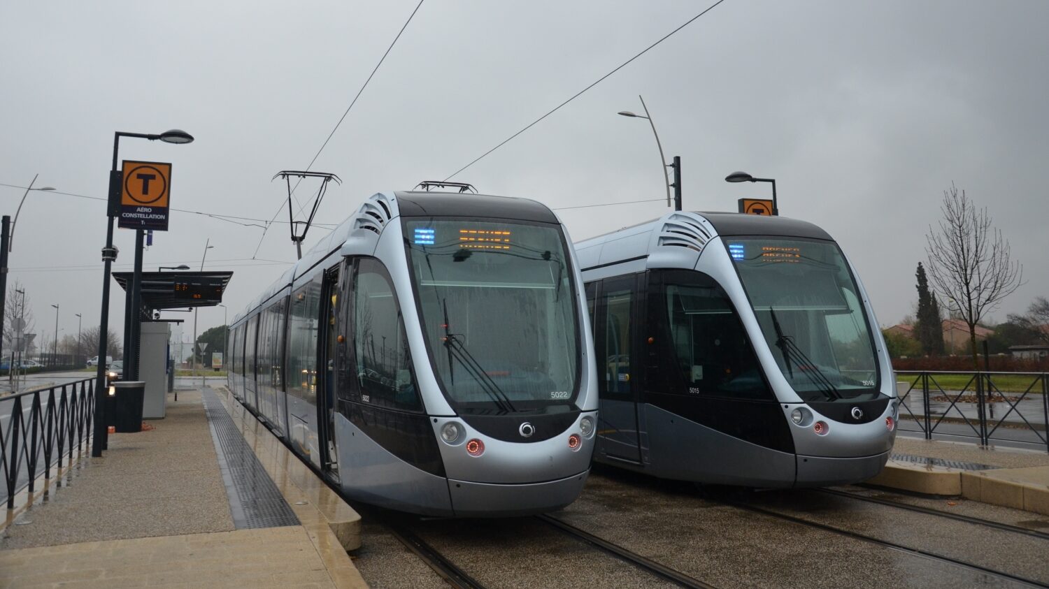 Současná generace tramvají Alstom Citadis 302 na konečné  Aéroconstellation na lince T1 v Toulouse. Pro tuto linku budou určeny tři z devíti nově objednaných vozů. (zdroj: Wikipedia.org; foto: Florian Fèvre)