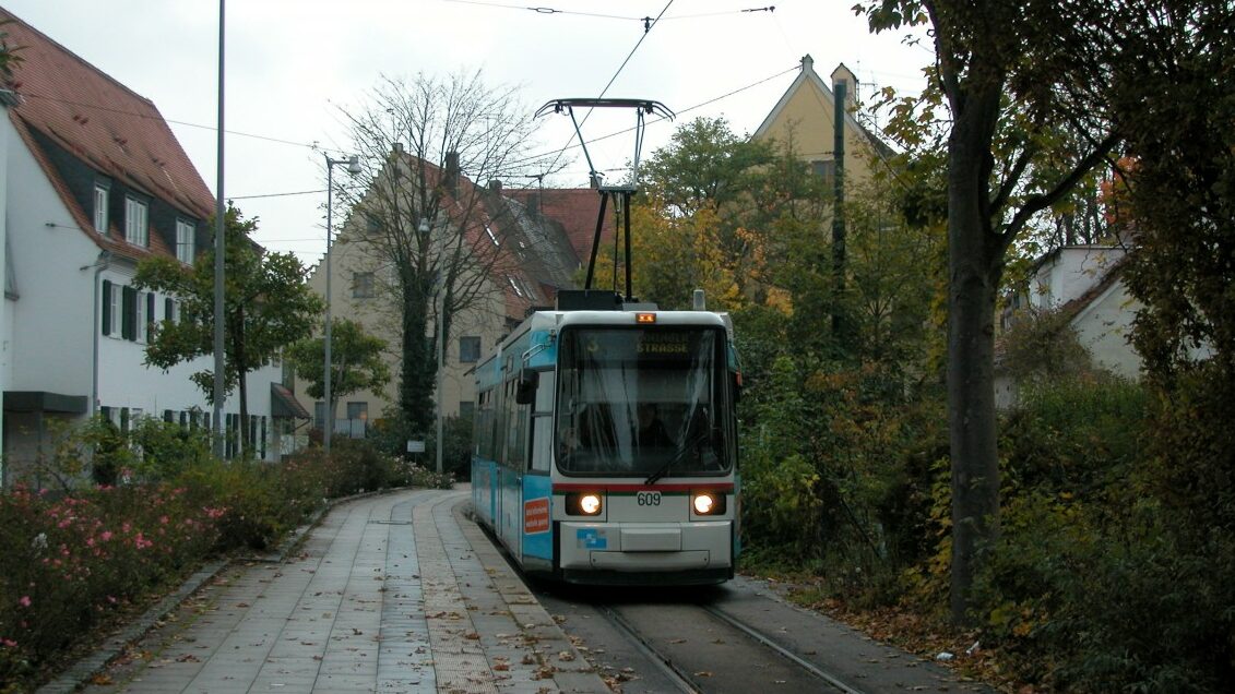 Augsburg pořídil v roce 1996 celkem 11 tramvají GT6M, z nichž jedna byla náhradou za nehodou zničený prototyp z roku 1993. (foto: Kurt Rasmussen)