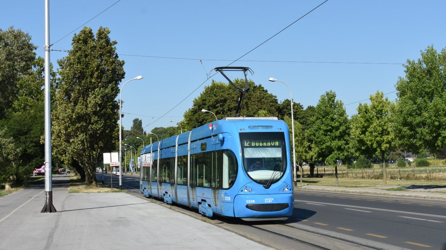 Řady tramvají z produkce Končaru se v chorvatské metropoli nejspíše rozšíří o 20 dalších vozů, avšak v kratší délkové modifikaci (21 m) než je vůz na snímku.(foto: Libor Hinčica)