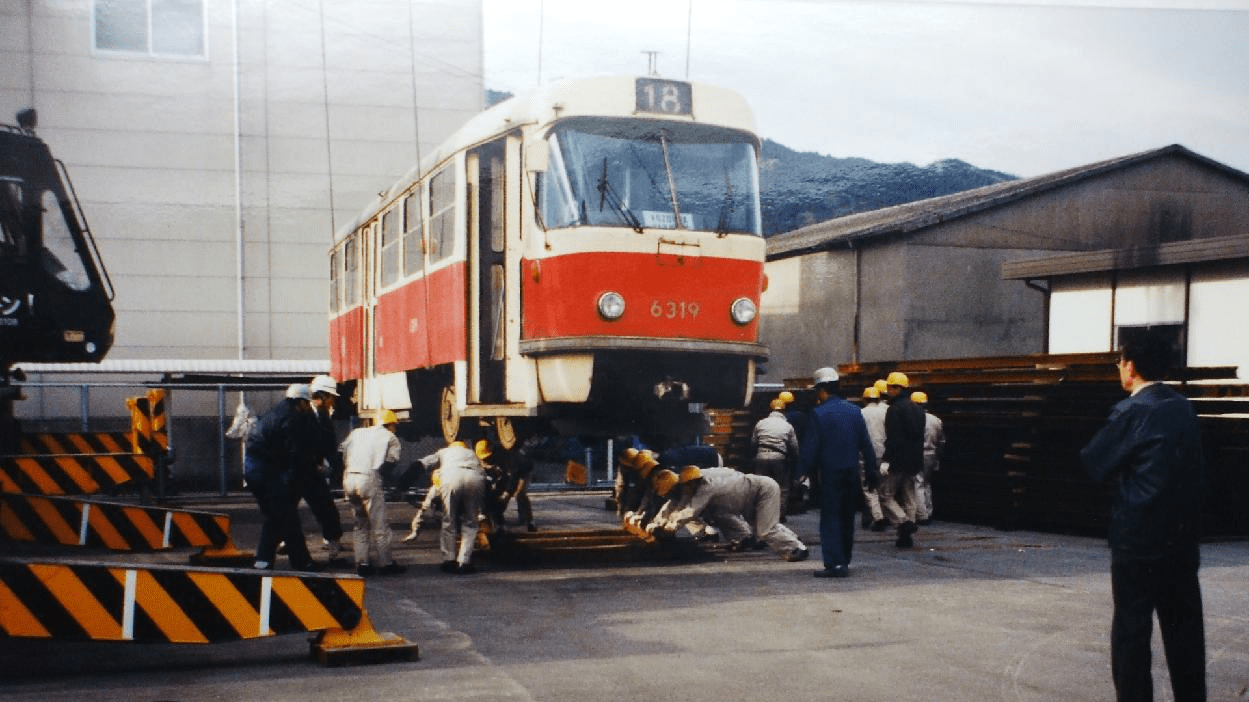 Vykládka tramvaje Tatra T3 ev. č. 6319 z Prahy v areálu vozovny v Kóči v únoru 1994. (přefoceno z originálu)