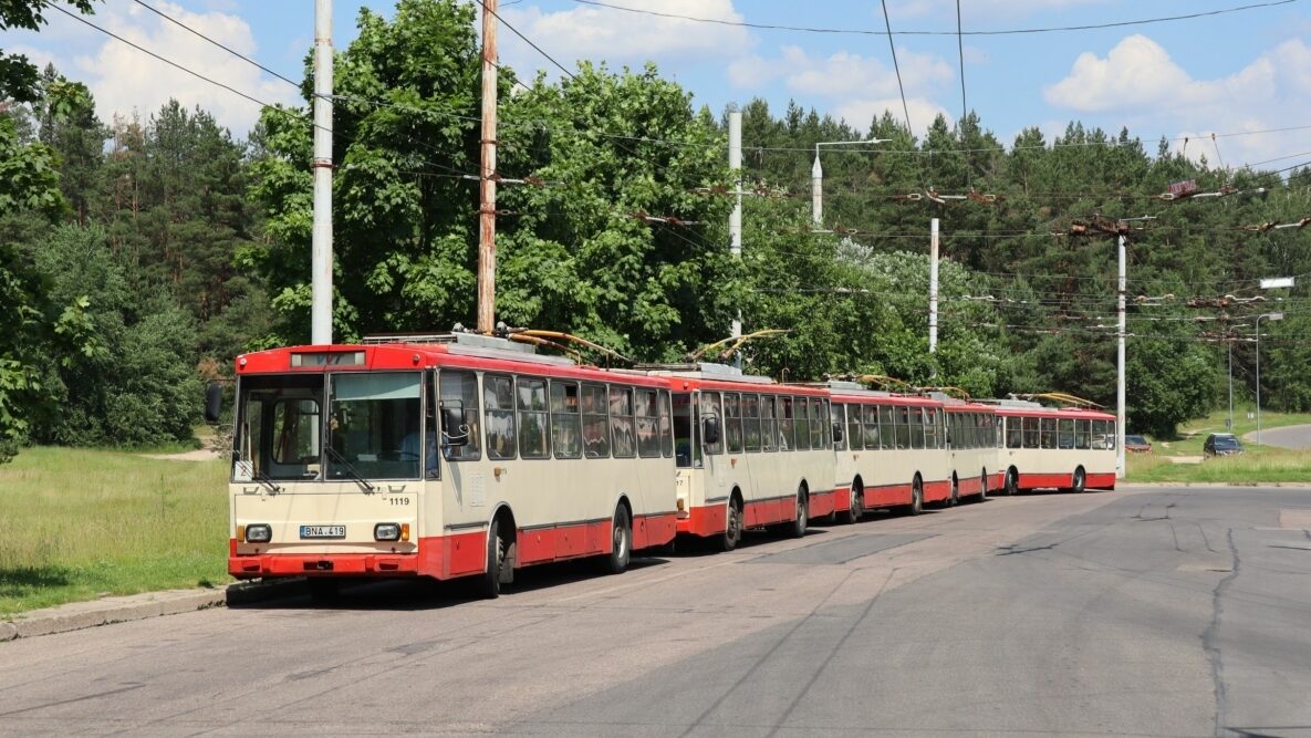 Běžnou praxí je ve Vilniusu odstavování trolejbusů v dobách sedla na rozlehlých konečných. Pro milovníky starších vozů 14 Tr je to bezpochyby ráj. (foto: Vojtěch Jandásek)