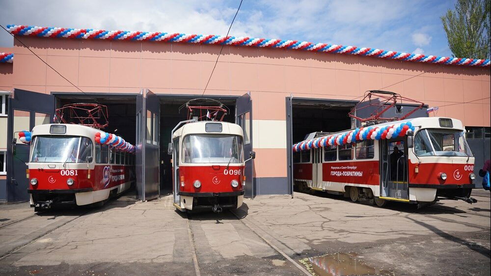 Opravené tramvaje T3 ověšené balónky v barvách ruské trikolory při slavnostním znovoobnovení provozu. (foto: Doněcká tisková agentura)