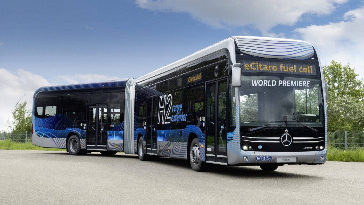 Stejně jako hybridní Citaro není hybridní, ale pouze mild hybridní, není ani vodíkové eCitaro ve skutečnosti typickým vodíkovým autobusem, ale jen elektrobusem s vodíkovým prodlužovačem dojezdu. (foto: Daimler Buses)