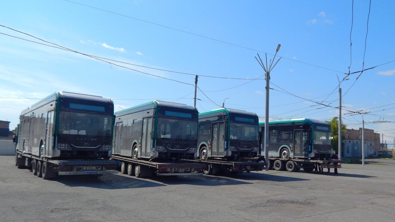 Čtveřice trolejbusů na silničních trajlerech po doručení do Jerevanu. (foto: Artavazd Khachatryan)