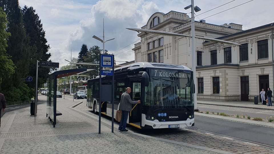 Elektrobus Scania Citywide LF BEV u mariánskolázeňského nádraží. (foto: MĚSTSKÁ DOPRAVA Mariánské Lázně)