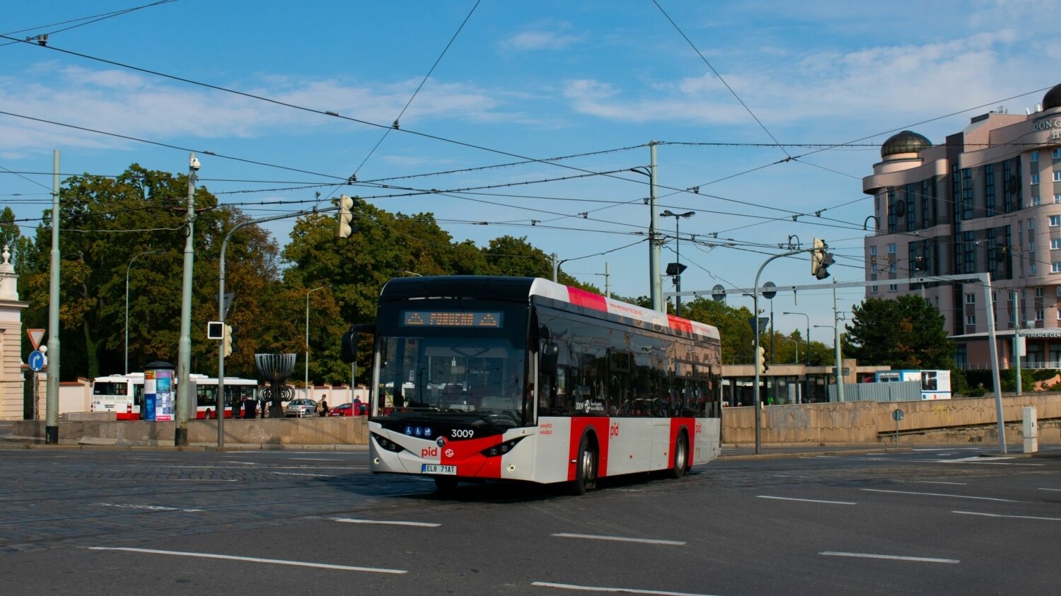 Elektrobus Škoda 36 BB s karoserií Temsa Avenue opouští křižovatku na Želivského. (foto: Jiří Mejstřík)