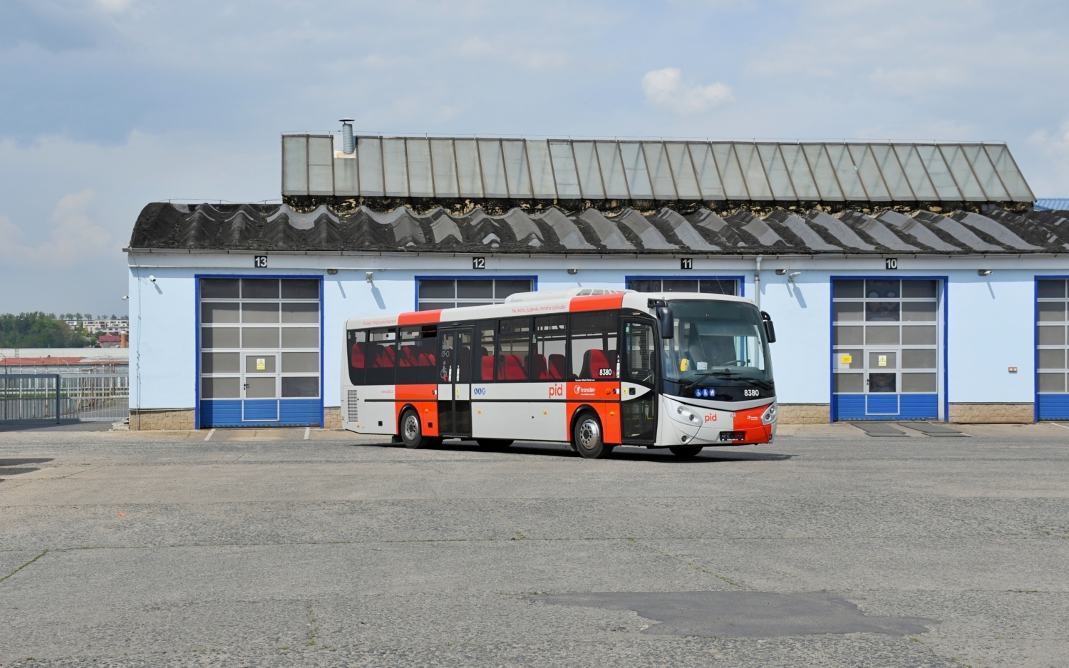 Prvním autobusem ICN 12, který se oblékl do nových barev PID, je vůz výrobního čísla 40. Zachycen byl po kompletaci výsostných znaků integrovaného systému v rakovnickém areálu dopravce. (foto: Vojtěch Mařík)