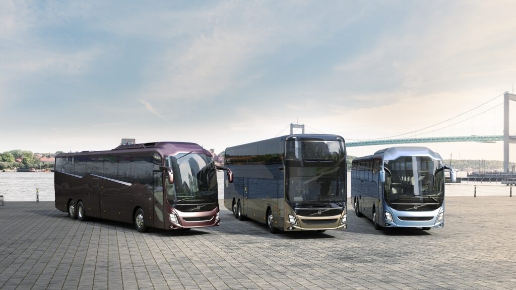 Současná řada zájezdových autobusů Volvo je tvořena modely Volvo 9900 (vlevo), Volvo 9700 (vpravo) a Volvo 9700 DD (uprostřed). Patrová verze se již dnes vyrábí kooperačním způsobem. (foto: Volvo Buses)