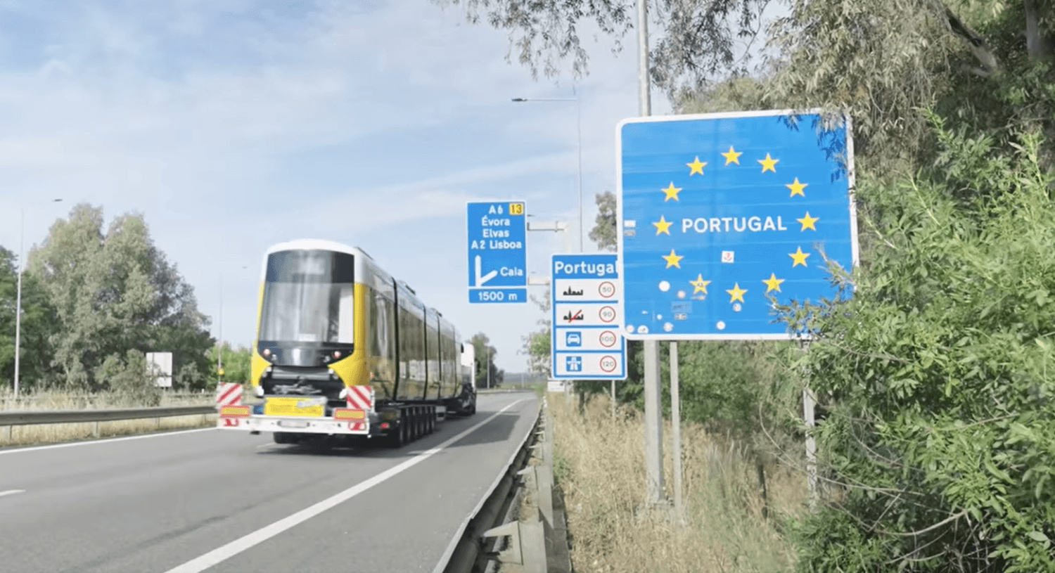 Převoz první tramvaje CAF Urbos 3 ze Španělska do Portugalska se uskutečnil na silničním trajleru. (výřez z videa společnosti Carris)