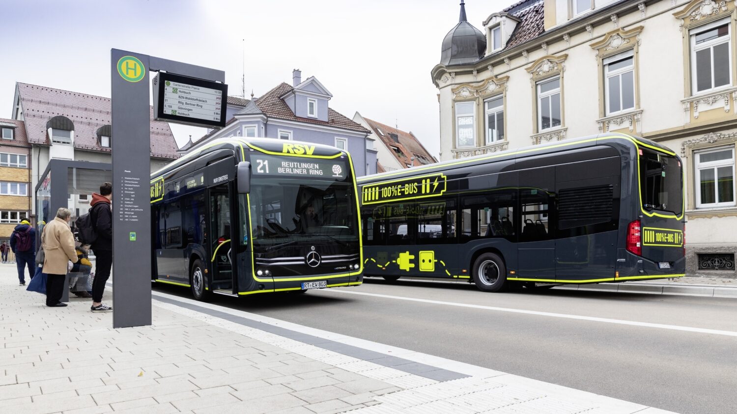 Dvojice elektrobusů eCitaro ve 12m provedení u dopravce Reutlinger Stadtverkehr (RSV) na propagační fotografii výrobce. (foto: Daimler Buses)