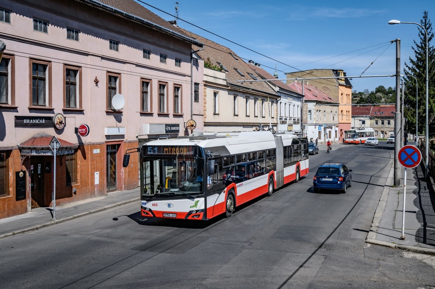 V Ústí nad Labem již slouží 19 trolejbusů 27 Tr, z nichž devět odpovídá novější generaci Trollina a je vybaveno trakčními bateriemi, tj. odpovídají tzv. parciálním trolejbusům. Bateriemi bude vybaveno i všech 33 nových vozů. (foto: Honza Tran)