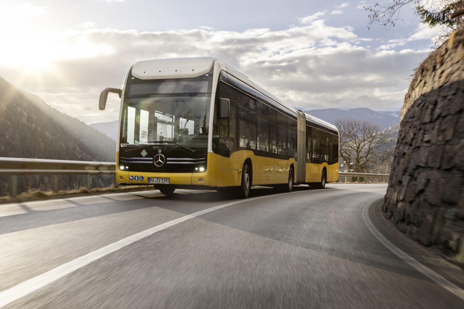 V březnu 2023 byl v jihotyrolských Alpách zkoušen po dobu sedmi dnů jeden z autobusů eCitaro G s vodíkovým prodlužovačem dojezdu. (foto: Daimler Buses)