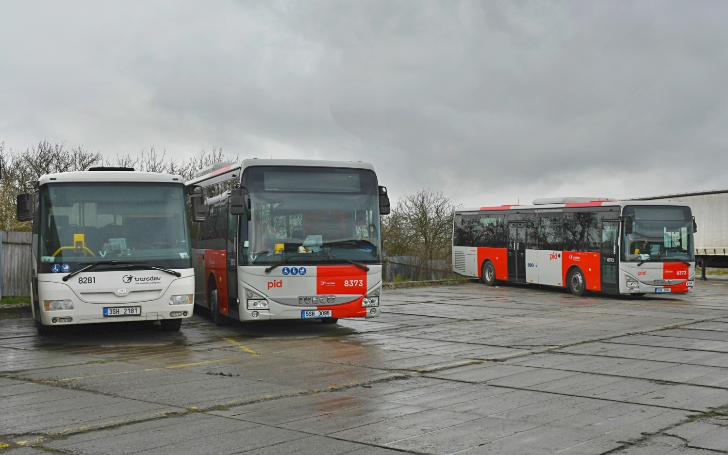 Přípravy na zahájení provozu podle nových smluv odstartoval třeba středočeský Transdev, který už stihl přelakovat všechny částečně nízkopodlažní autobusy Iveco Crossway LE LINE. (foto: Vojtěch Mařík)