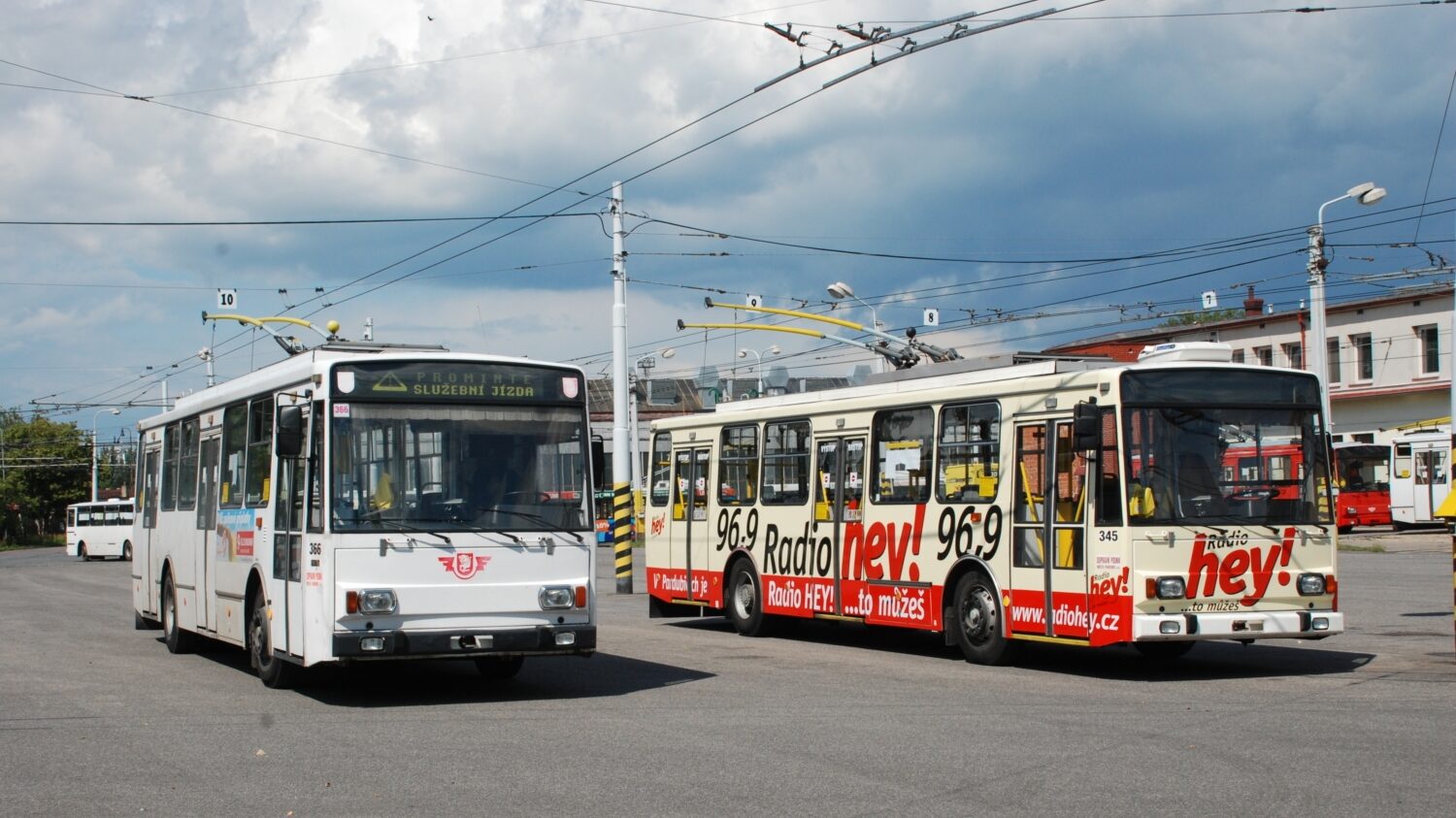 Trolejbus Škoda 14 TrM ev. č. 366 z roku 1995 pózuje vedle vozu 14 Tr ev. č. 345 s novou karoserií na nádvoří pardubické vozovny v červnu 2009. Zatímco vůz ev. č. 366 byl vyřazen po nehodě v roce 2012, jeho soused z fotografie bude kapitolu provozu trolejbusů 14 Tr v Pardubicích příští týden uzavírat. (foto: Libor Hinčica)