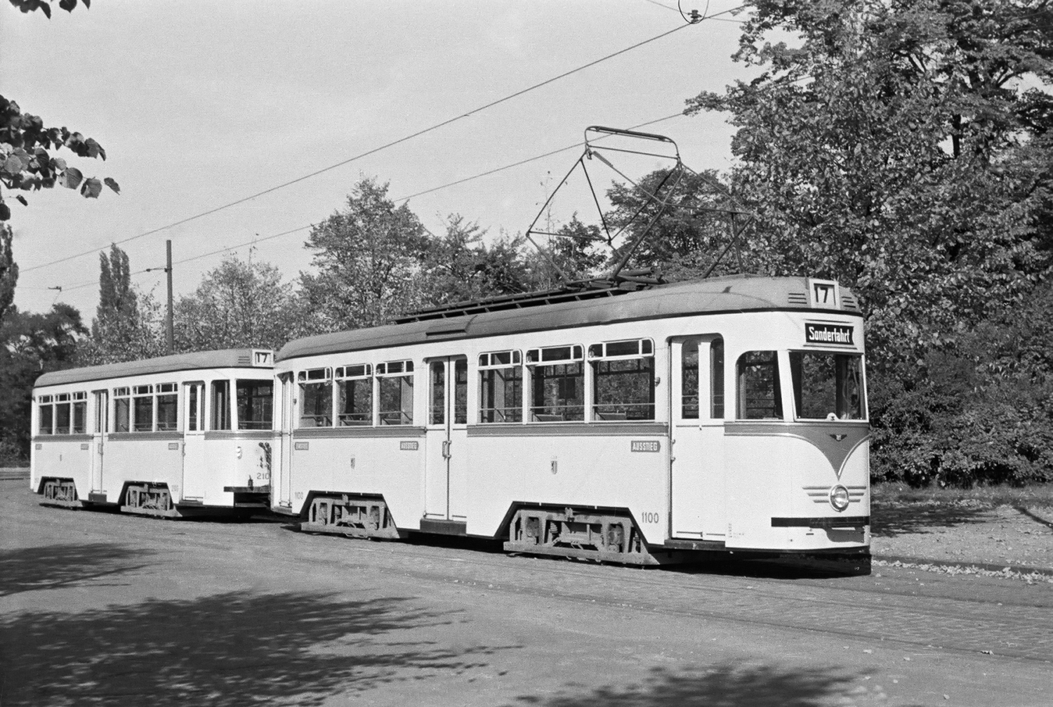 V létě roku 1956 byl ve smyčce Südfriedhof pořízen tento snímek mapující původní provedení netradiční soupravy čtyřnápravových vozů z produkce lipského DP. (foto: Manfred Preiß )