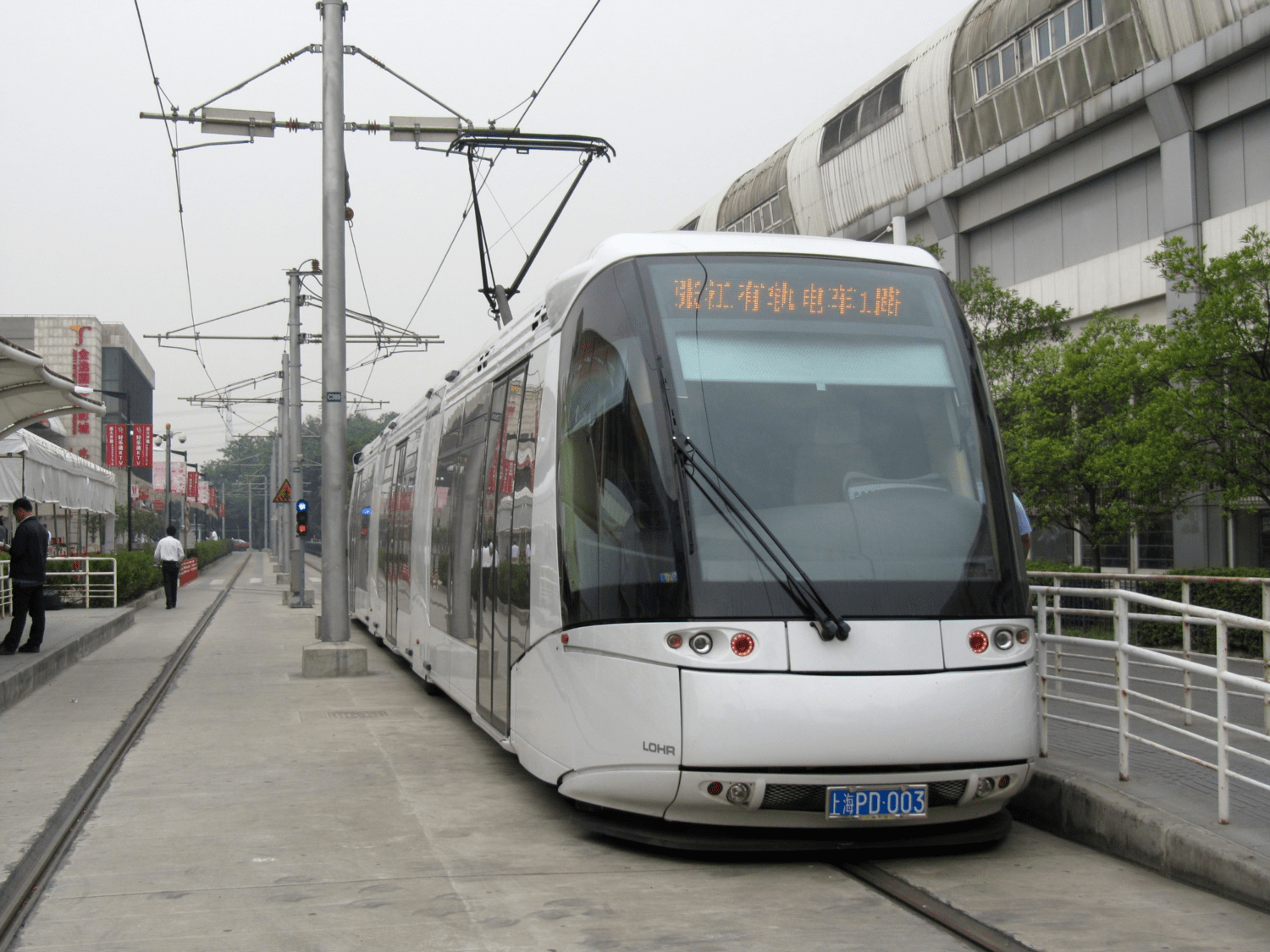 Tramvaj systému Translohr ve městě Čang-ťiang (Zhangjiang) přežila jen 13 let. Po celou dobu byla extrémně ztrátová. (zdroj: Wikipedia.org)