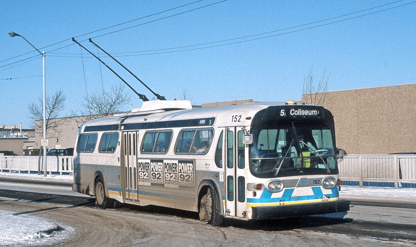 Trolejbus ev. č. 152 zachycený za svého druhého působení v Edmontonu dne 5.3.1995. Tento vůz byl v Bulharsku zamýšlený jako historický, jenže byl nakonec neplánovaně sešrotován. (foto: Richard Cripps)