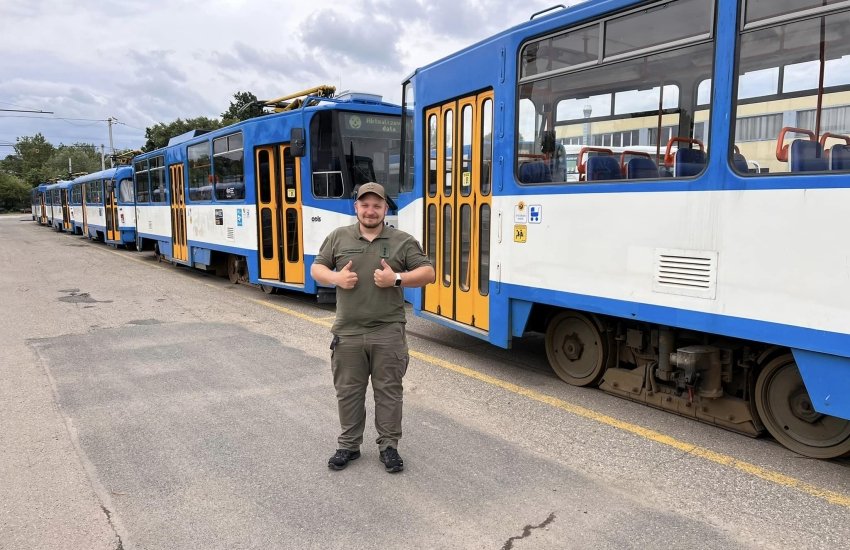 Konotopský starosta Artiem Semenichin pózuje u vyřazených tramvají T6A5 a T3 v areálu někdejších ústředních dílen DPO. (zdroj: FB Artiem Semenichin) 
