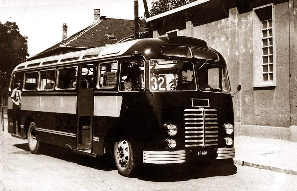 Ačkoli bychom autobusy Ikarus 30 z dnešního pohledu zařadili mezi midibusy a československé DP potřebovaly spíše kapacitnější vozy, situace byla tak zoufalá, že československé DP o autobusy maďarské produkce i tak extrémně stály.   (zdroj: Wikipedia.org)