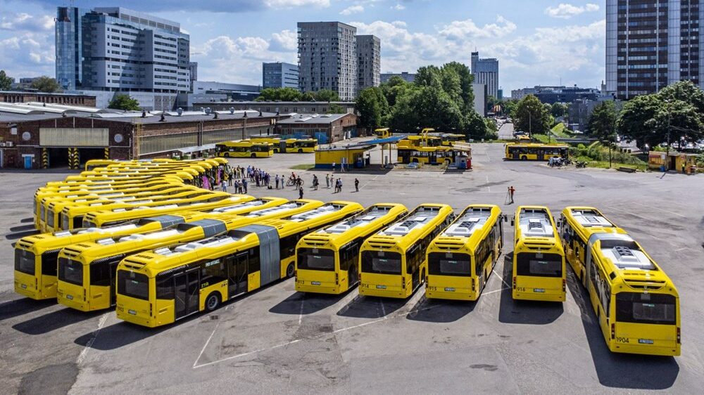 Seřazené autobusy Volvo 7900 Hybrid během slavnostní prezentace. (foto: www.wkatowicach.eu)
