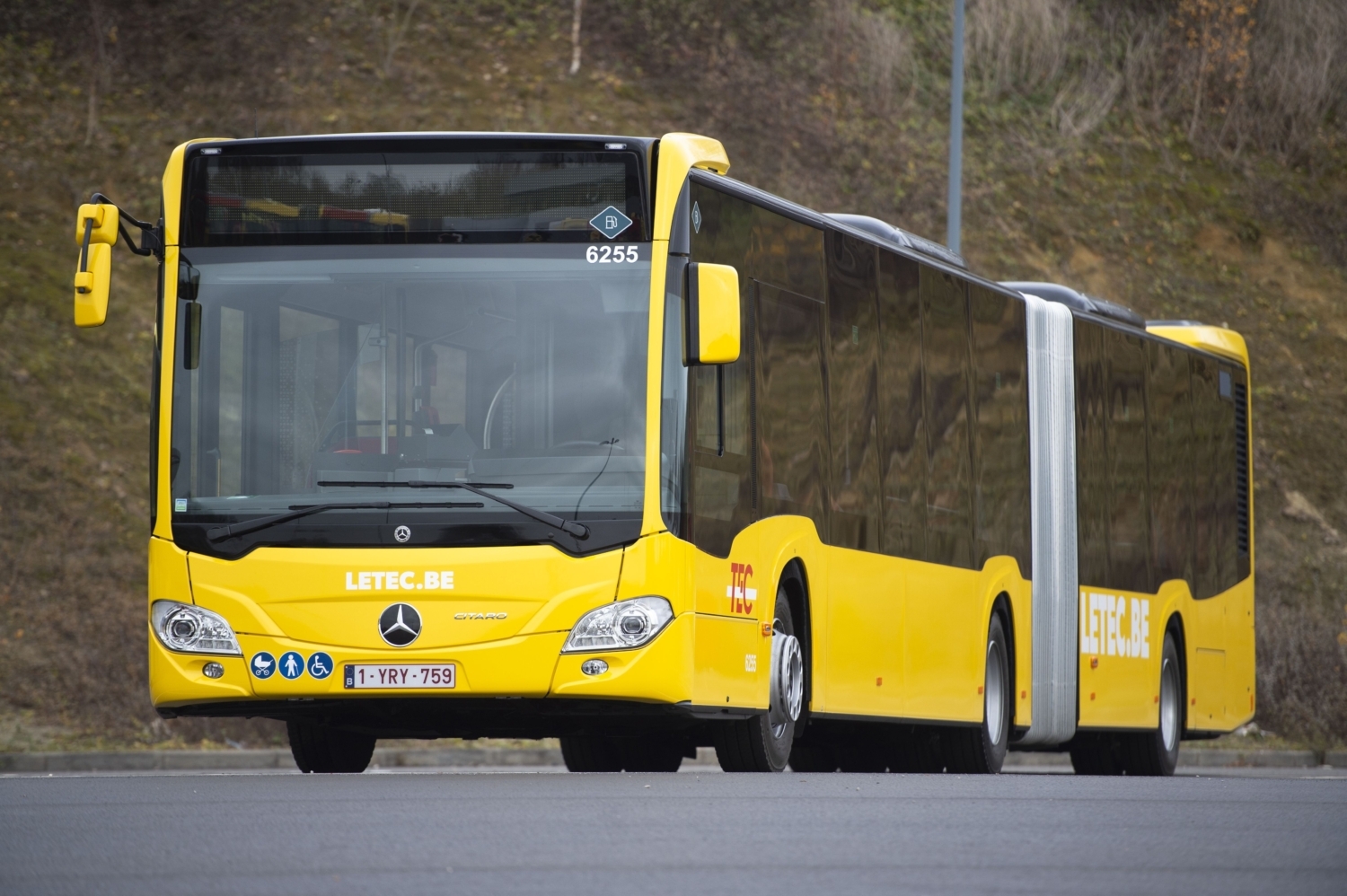 Kloubové vozy Citaro GÜ budou dodány v barevném schématu PID a spojí Prahu s oblastí Mníšku pod Brdy. Ilustrační snímek ukazuje kloubové Citaro belgického dopravce. (foto: Daimler Buses)