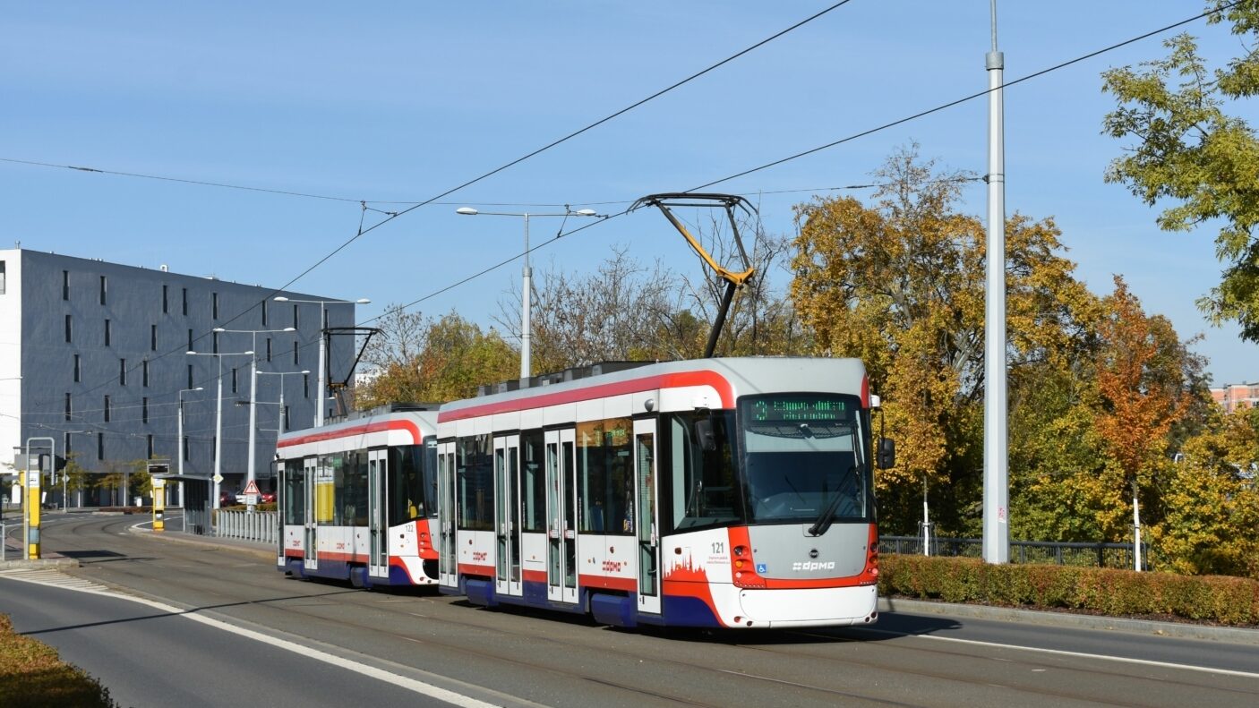 Tramvaje EVO 1/o v Olomouci v říjnu 2021 na tramvajové trati na Nové Sady. (foto: Libor Hinčica)