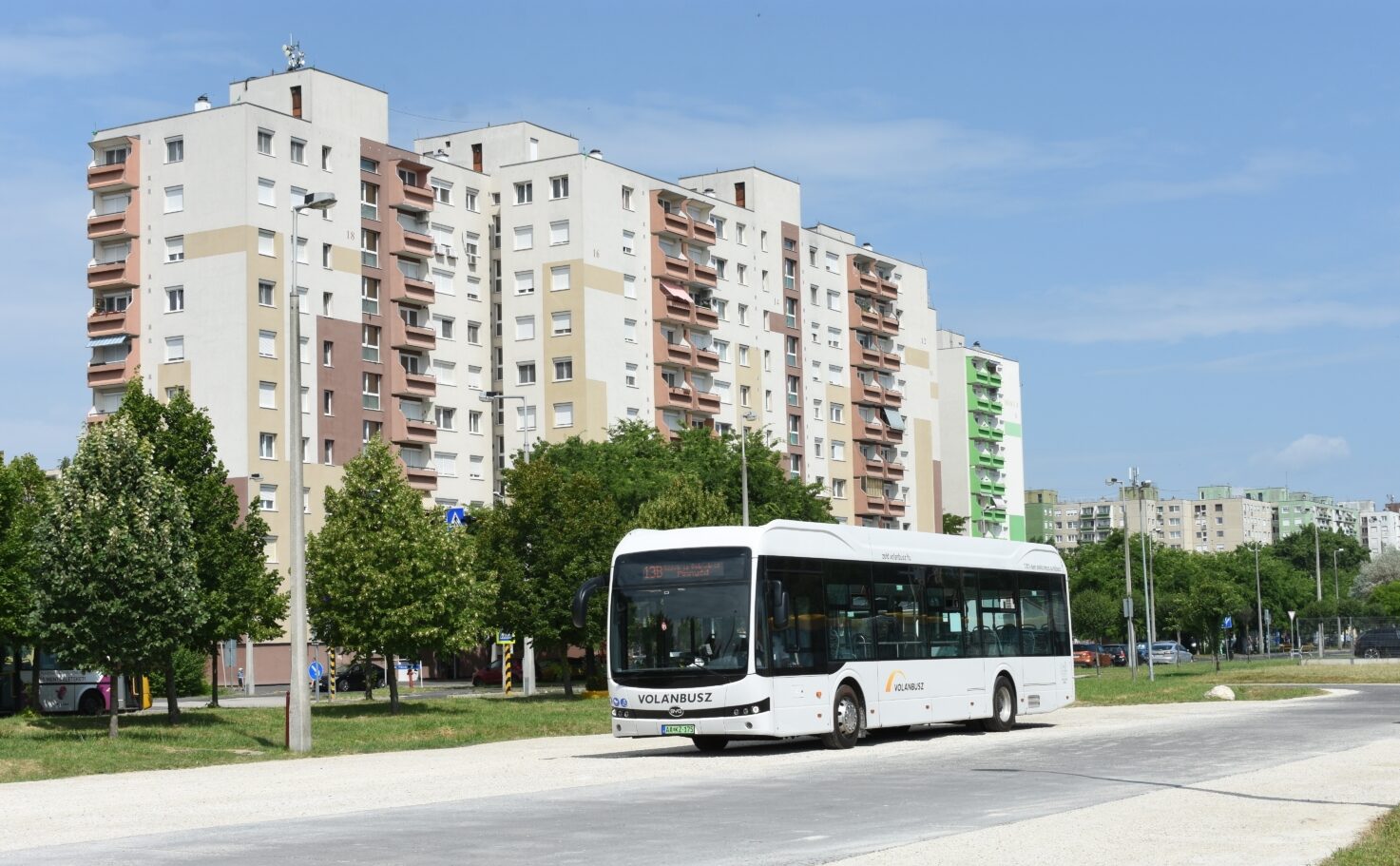 Györ uvedl do provozu v červnu 2023 třináct vozů BYD eBUS K9UD. Na snímku vidíme pauzovat jeden z elektrobusů na smyčce přiléhající k ulici Mécs László utca.   (foto: Libor Hinčica)