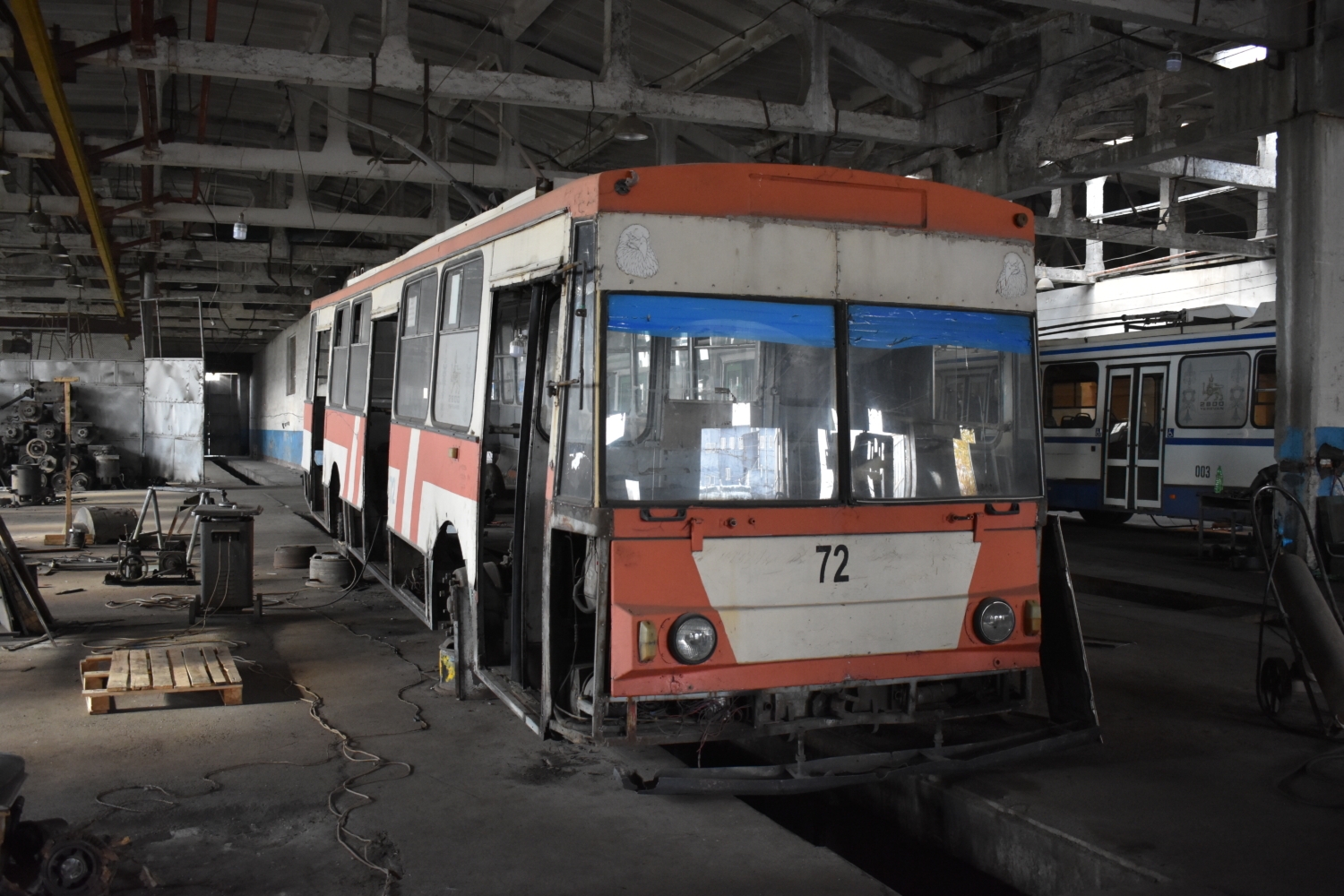 Trolejbus ev. č. 72 byl zamýšlen jako historický. V loňském roce na něm začaly opravy mechanické části, které měly zajistit další setrvání trolejbusu v provozu. Ze záměru ale sešlo a oprava již nebyla dokončena. (foto: Libor Hinčica)