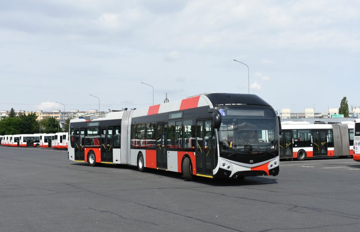 Pražský trolejbus SOR TNS 18 zavítal do garáže Klíčov