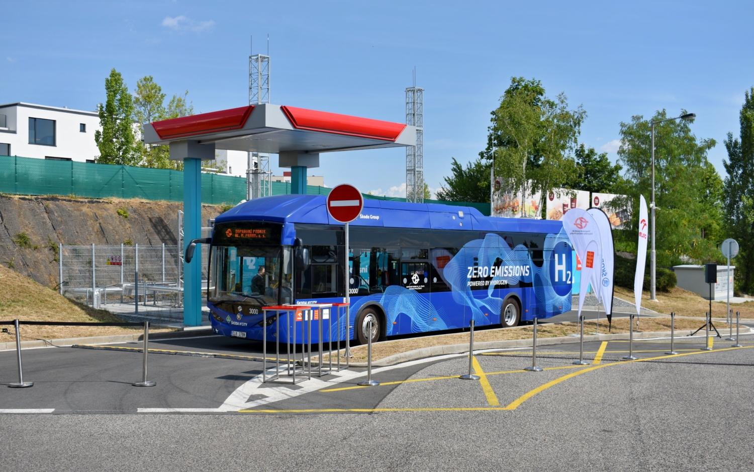 Vodíkový elektrobus Škoda 36 BB H’CITY okupující vodíkovou stanici na Barrandově. (foto: Matěj Stach)