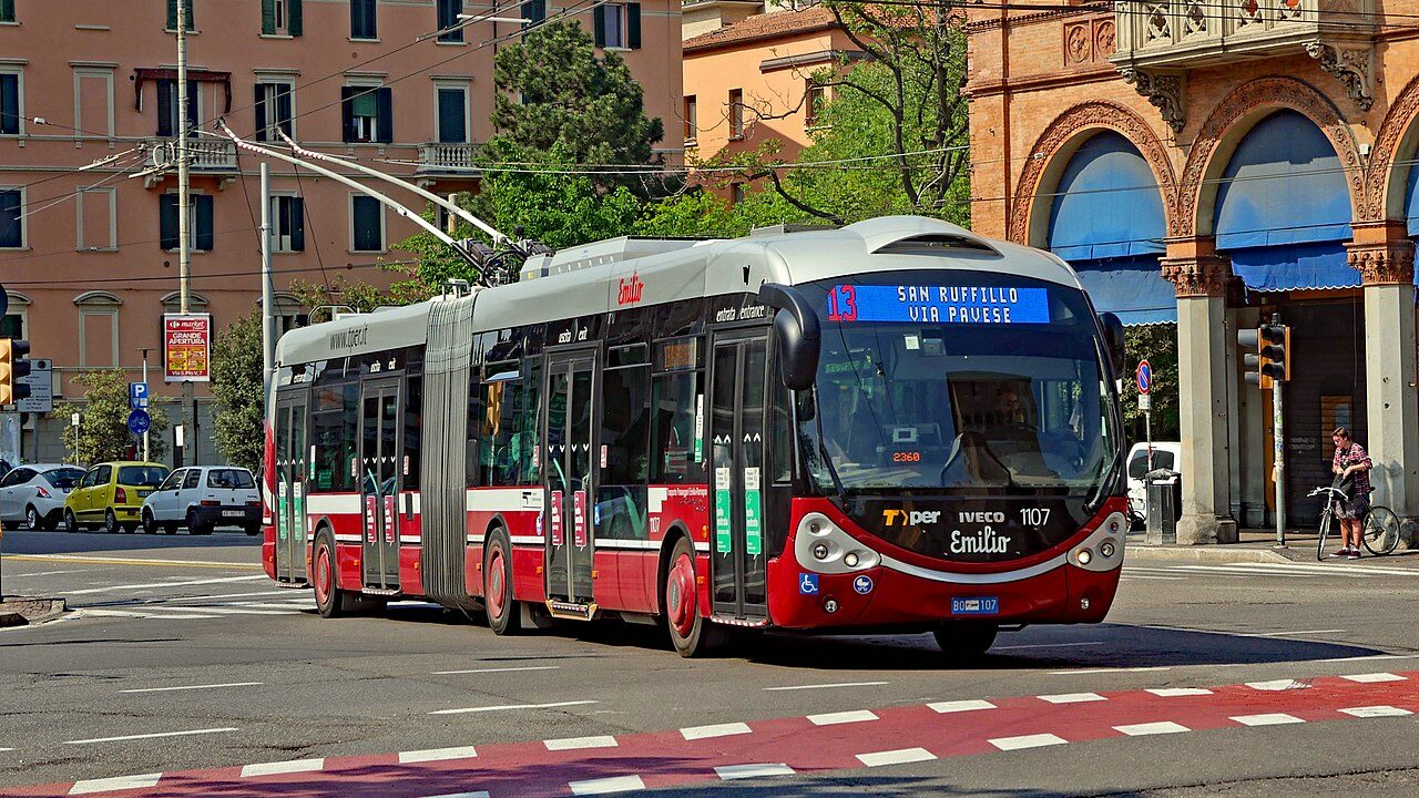 Trolejbus v Bologni na snímku z roku 2017. (foto: Pieye Trains/Wikipedia.org)