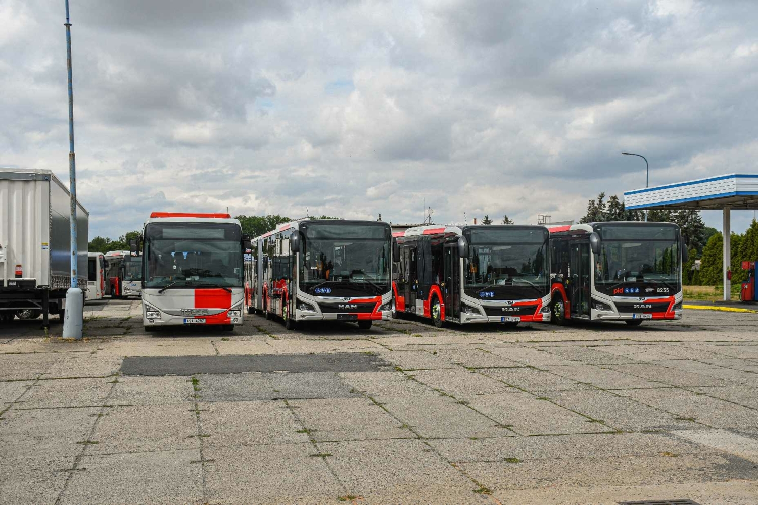 Nové autobusy MAN odpočívající v mělnické provozovně dopravce. (foto: Vojtěch Mařík)