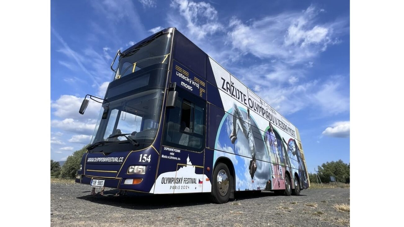 Autobus ev. č. 154 byl opatřen reklamním polepem, jenž poněkud snižuje zážitek z jízdy autobusem – perforovaná fólie přece jen neposkytuje takový výhled jako čiré okenní plochy. (foto: DPmML)