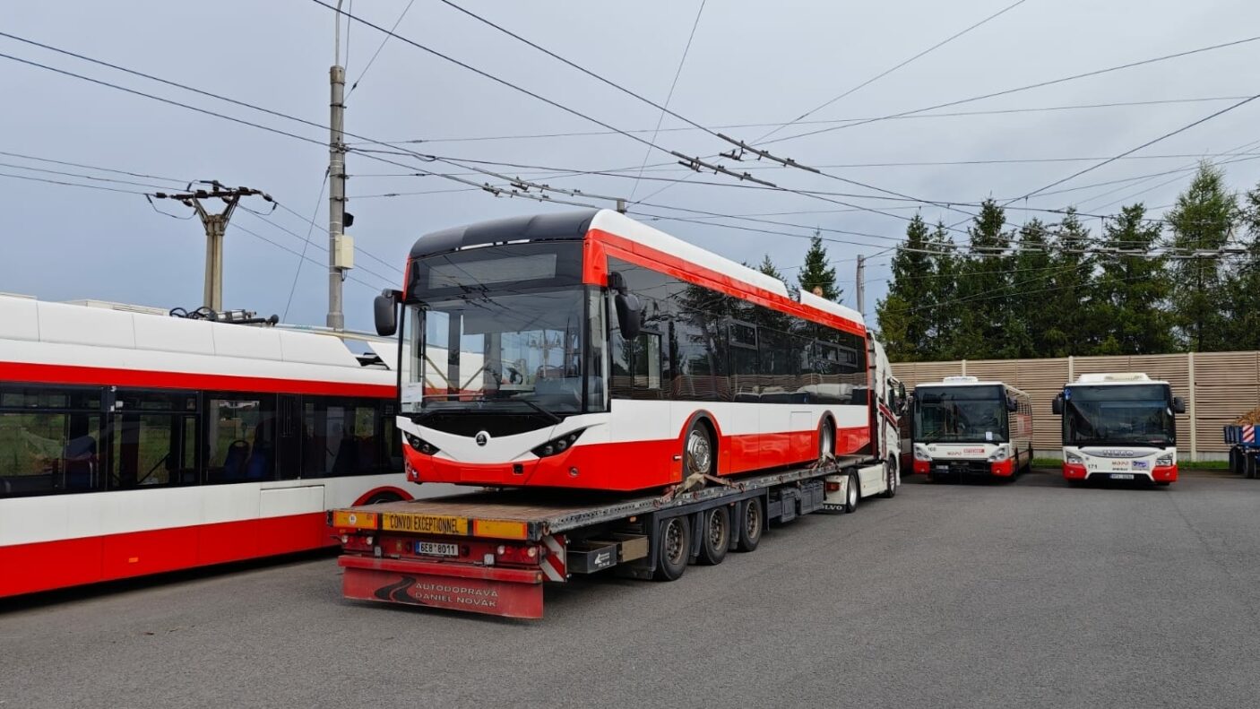 Trolejbus Škoda 36 Tr zachycený na silničním trajleru v areálu vozovny v Opavě-Kylešovicích před vykládkou. (foto: Škoda Group)