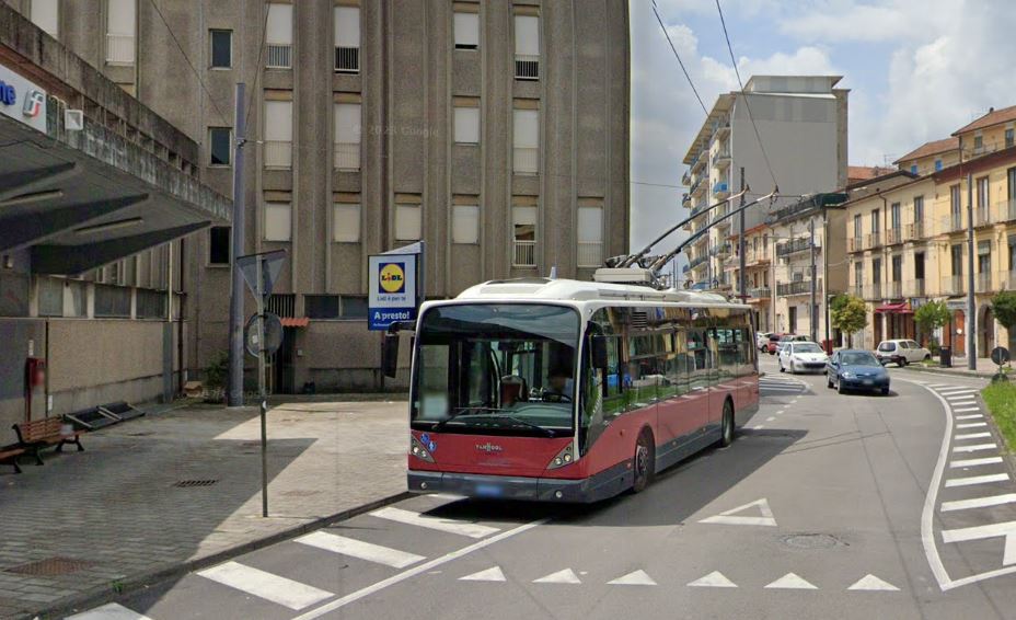 Jelikož samotné město nemá žádné reprezentativní snímky trolejbusů a místní média rovněž ne, poslouží pro ilustraci aspoň snímek z tohoto června pořízený pro Google Maps. (foto: Google Maps)