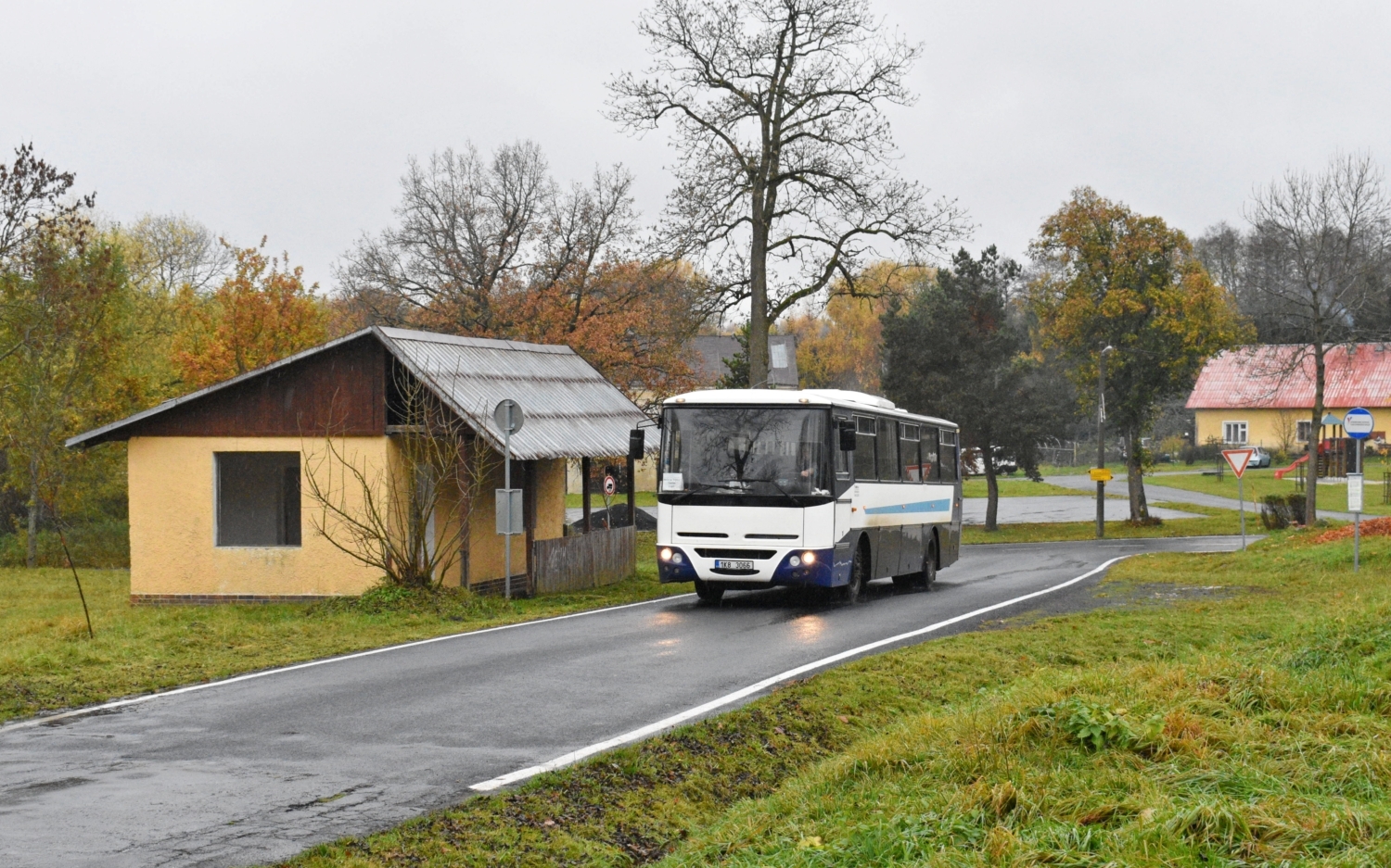 Jediný pár spojů linky 481910 z Bečova nad Teplou do Nové Vsi u Bečova patřil mezi tradiční útočiště vozu C 734 1K8 3066. Na propršeném podzimním snímku autobus projíždí zastávku v centru obce. (foto: Matěj Stach)
