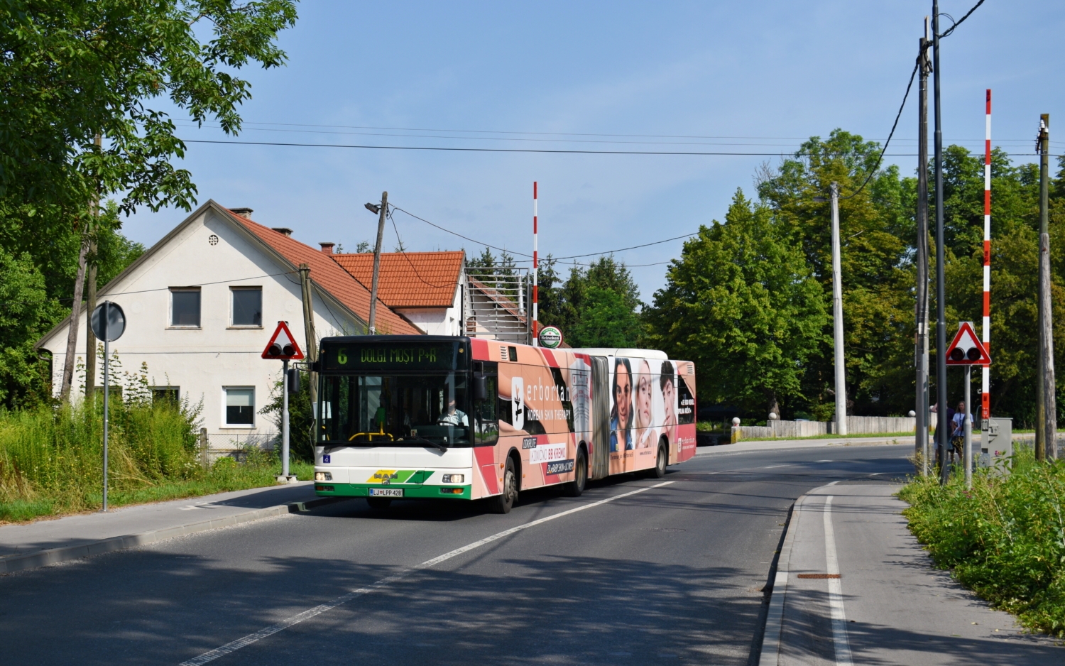 Jeden z deseti zástupců MAN NG 313 (Lion’s City) z roku 2003 přejíždí 19. 7. 2023 železniční trať do Kamniku. 
Dnešní linka č. 6 byla historicky obsluhována tramvajemi i trolejbusy. (foto: Matěj Stach)
