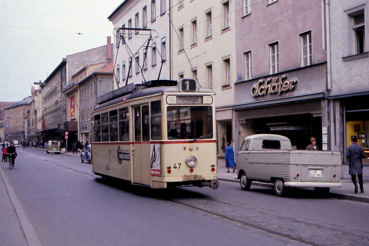 Motorový vůz číslo 47 ještě v pravidelném provozu projíždí ulicí Maximilianstraße, kam by se historické tramvaje mohly jednoho dne opět vrátit. (zdroj: IG Historische Straßenbahn Regensburg, e.V.)