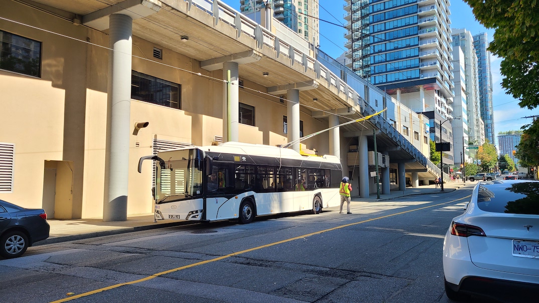 Trolejbus Solaris Trollino 12 ve Vancouveru. (foto: Kenneth Chan/Daily Hive)