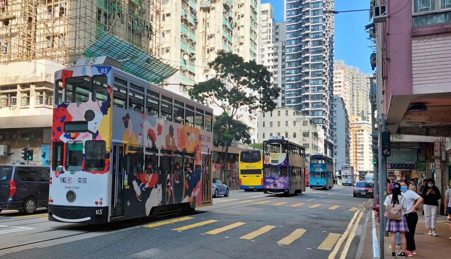 Průvod čtyř patrových tramvají ve čtvrti Shek Tong Tsui na západě Hong Kong Island. (foto: Lukáš Vrána