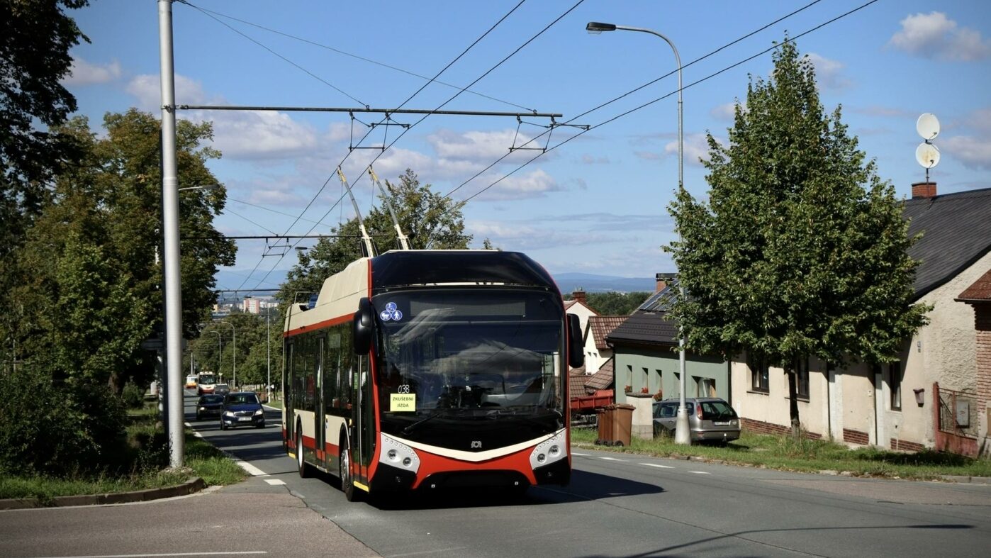 Trolejbus SOR TNS 12 budoucího jihlavského evidenčního čísla 17 během zkušebních jízd v Hradci Králové. (foto: Adam Faltus)