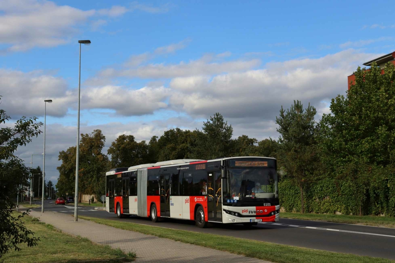 Autobus Iveco Streetway 18M ev. č. 5101 dojezdil odpolední část své prémiové směny s nefunkčním informačním systémem. Linkové orientace tak nahradil papír s číslem linky za čelním sklem. (foto: Vojtěch Povolný)