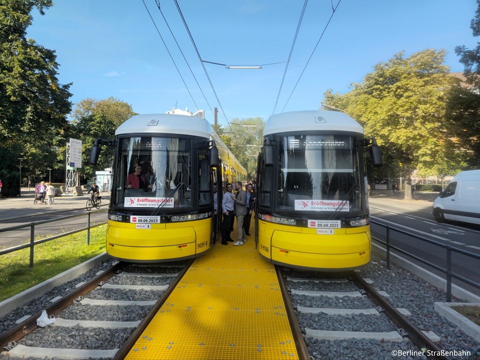 Tramvaje Flexity Berlin při slavnostním zahájení provozu na prodloužené lince M10. (zdroj: FB Berliner Straßenbahn)