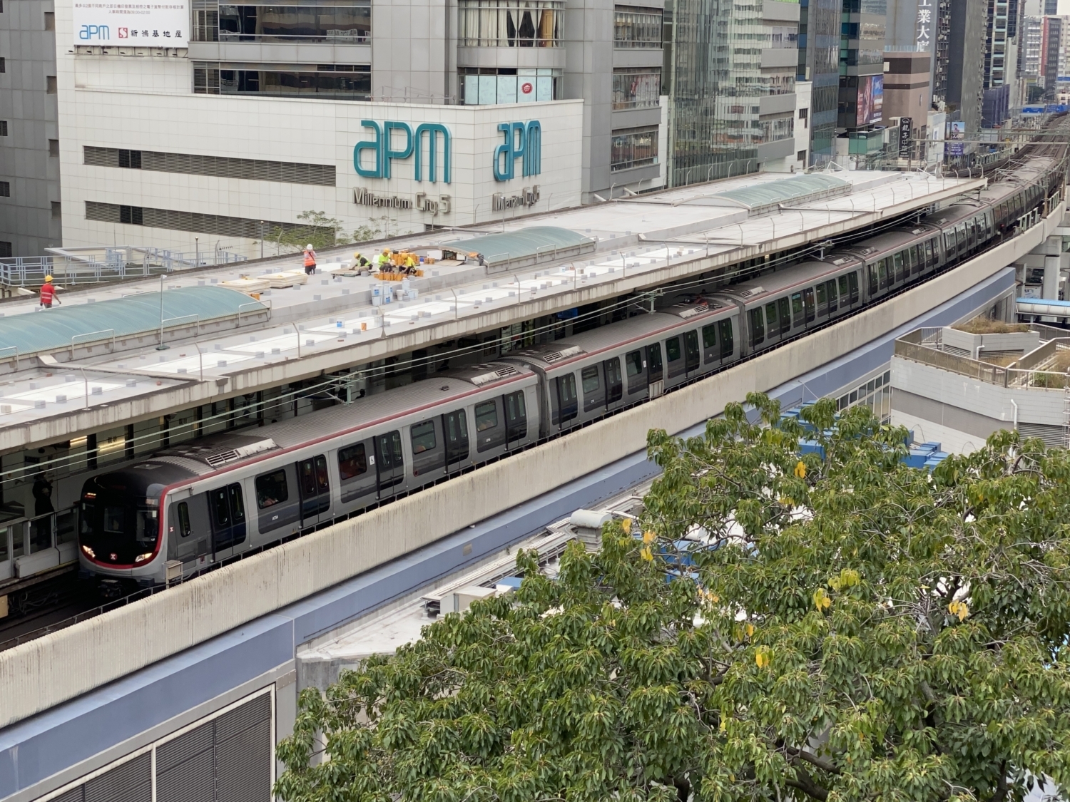 Nejstarší soupravy Metro-Cammell EMU (M-Train) britské provenience postupně nahrazují jednotky Q-Train od činského CRRC. Snímek pochází ze stanice Kwun Tong, která je součástí sítě historicky prvního úseku MTR. (zdroj: wikipedia.en, autor: LN 9267)