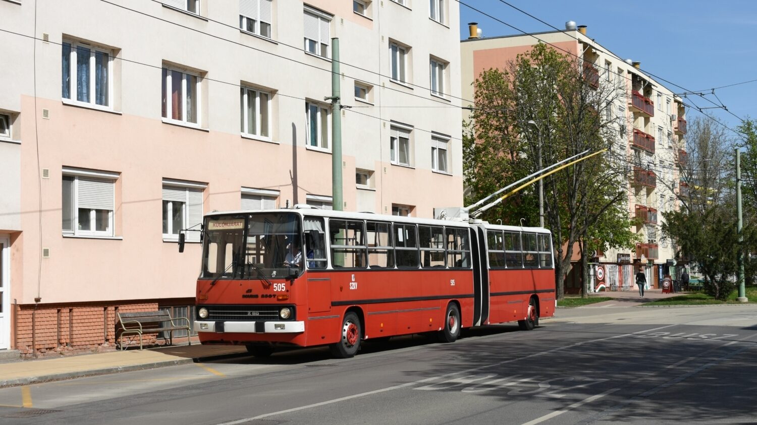 Trolejbus Ikarus 280T v ev. č. 505 zachycený při zvláštní jízdě v dubnu 2022. Trolejbus je od roku 2009 ve stavu historických vozidel a je reprezentantem šestice vozů, jež byla do města dodána v letech 1991 a 1993. (foto: Libor Hinčica)