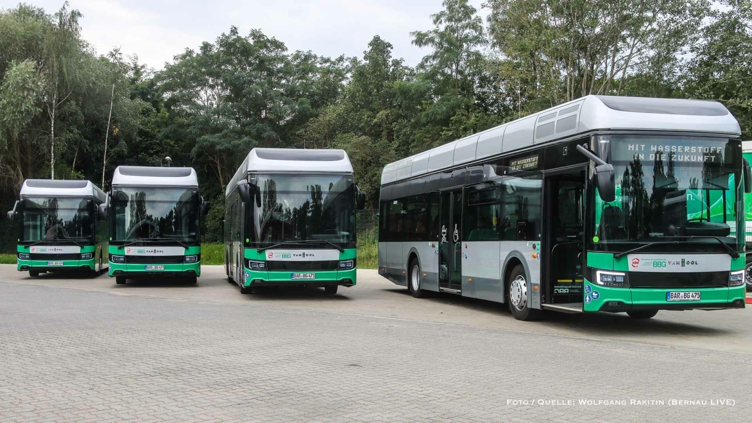Celkem do Bernau zamířilo šest nových vodíkových autobusů. (foto: Wolfgang Rakitin; Bernau Live)