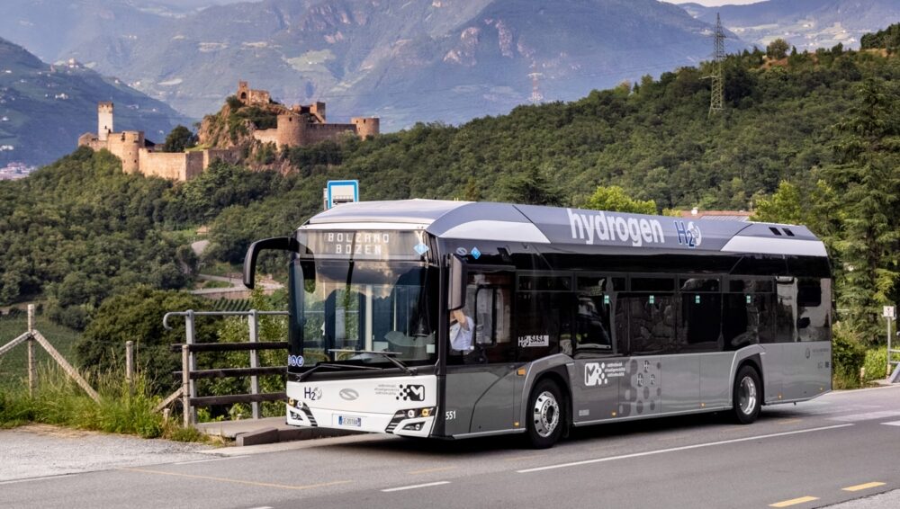Idylka vodíkového autobusu Urbino 12 hydrogen z produkce Solarisu v kopcích u Bolzana na propagační fotografii výrobce. (foto: Lukasz Bera; Solaris Bus & Coach)