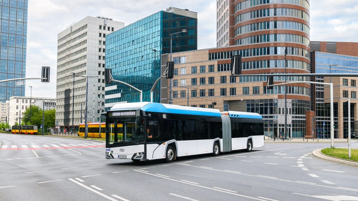 Autobus Solaris Urbino 18 hydrogen na propagačním snímku výrobce. (foto: Solaris Bus & Coach)