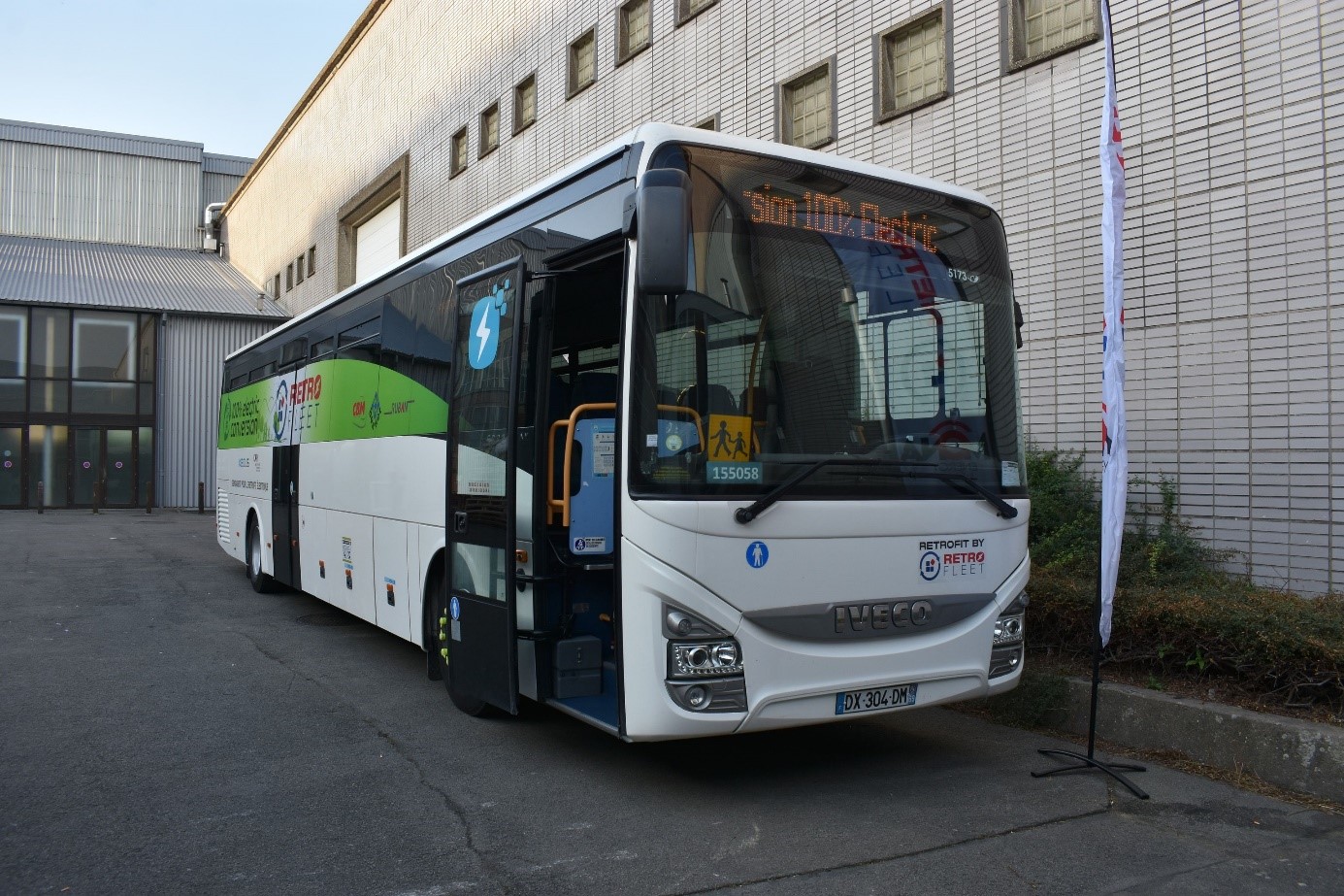Na první pohled typický francouzský školní autobus. Až detailnější zkoumání odhalí, čím je vůz čísla 155058 neobyčejný. (foto: Libor Hinčica)