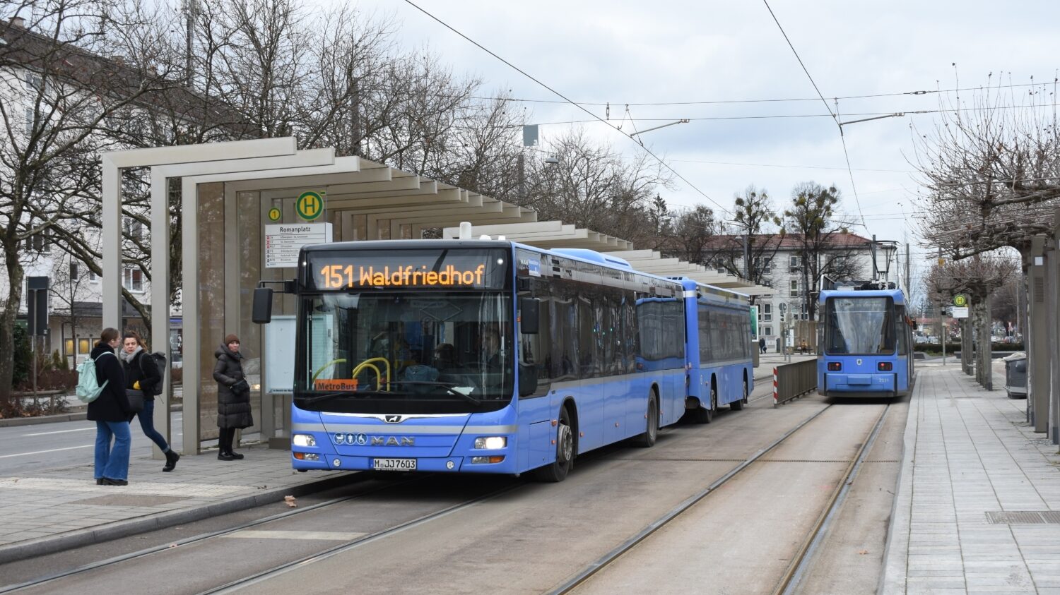 Mnichovský „Buszug“ tažený autobusem MAN Lion’s City na snímku z 1. 2. 2023. (foto: Libor Hinčica)